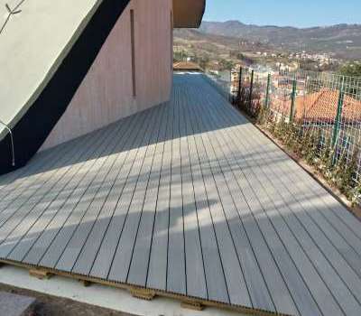 Copertura in legno esotico Decking su terrazzo attico